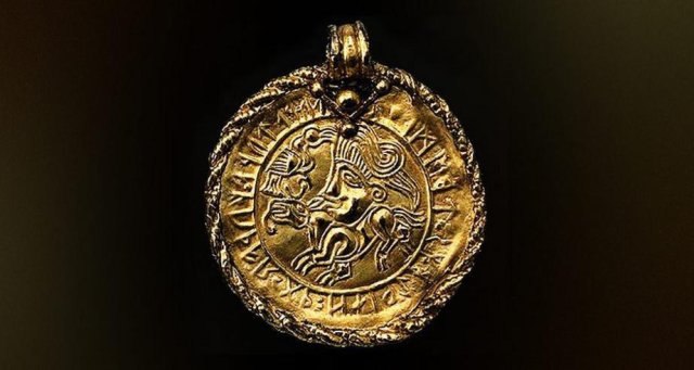 The "**Grumpan bracteate**" is a North Germanic golden bracteate from Västergötland.
(6th century CE)
**ᚠᚢᚦᚨᚱᚲᚷᚹ • ᚺᚾᛁᛃᛇᛈᛉᛊ • ᛏᛒᛖᛗᛚᛜᛞᛟ**