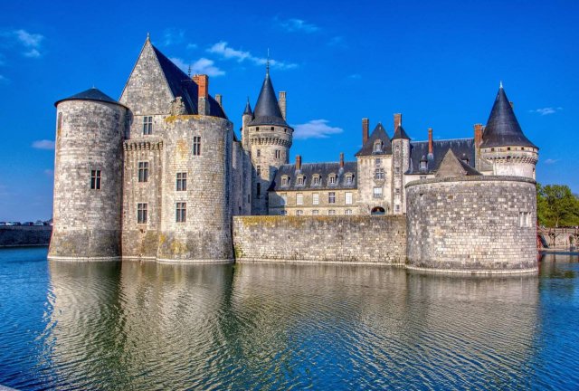Le château de Sully-sur-Loire, Loiret, France. Built c. 1400.