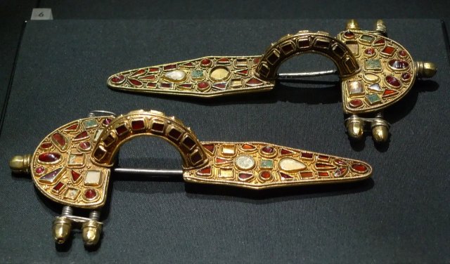 Fibulae from the grave goods of a woman, found in Lower Austria. 5th century. Not certain which tribal designation could be given here. The area was associated with several peoples. Langobards, Suebi,