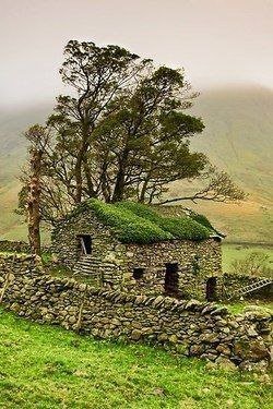 Stone Barn in the Yorkshire Dale's by Gary Kenyon