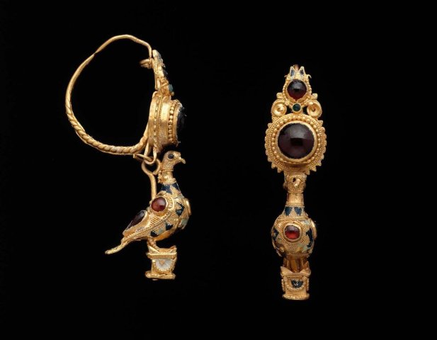 Gold, garnet, and glass earrings with a dove standing on an altar, Hellenistic Greek, 150-100 BCE.