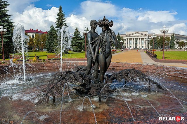 English Translation: "Fountain "Kupalo". The work of the Belarusian sculptor Vladimir Zhbanov. The plot is inspired by the ancient ritual holiday of Kupalo. The fountain sculpture was conceived as a s