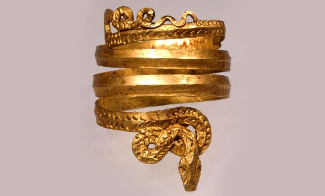 Gold spiral finger ring, Hellenistic, 200 BC.