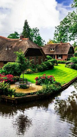 Cottage near the lake in Portugal